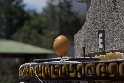 Ægget står på enden af et søm