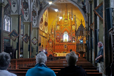 Inde i katedralen i Banõs