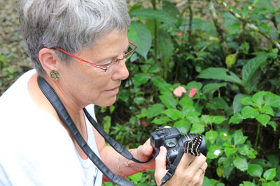 Vibeke med en sommerfugl på hånden