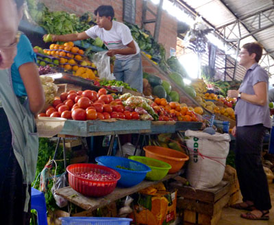 På markedet i Tena. købte Lone bl.a. frugt "til bussen"
