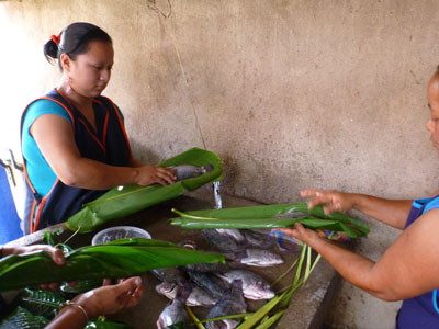 Fisk pakket ind i bananblade