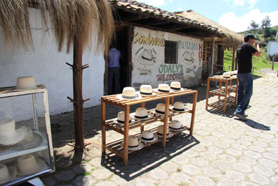 På vej til Otavalo lavede vi et lille stop ved en hatteshop