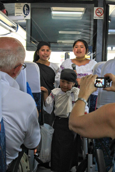 Lokale piger fik et lift til markedet i Otavalo