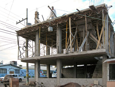 Kranen leverer mørtel