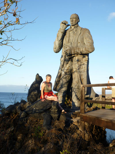 Charles Darwin står ved Darwin bugten og skuer ind over San Christobal