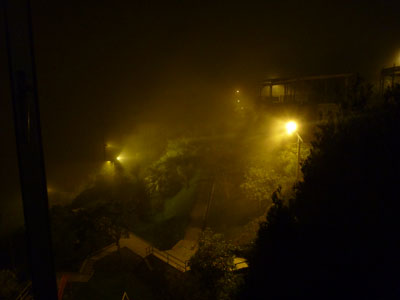 Tæt tåge over Quito om natten