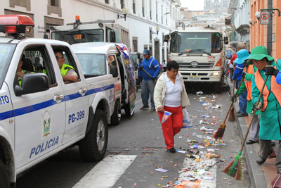 Oprydning på gaden efter optoget