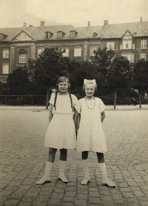 Ellen med ukendt veninde ca. 1920