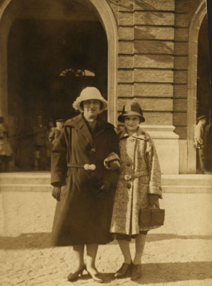 Ellen med ukendt dame ved Odense Banegård ca. 1920