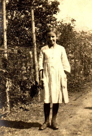 Ingrid Karlby i familiens kolonihave ca. 1920