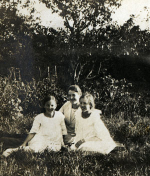Ingrid, Mathilde og Rigmor i kolonihaven