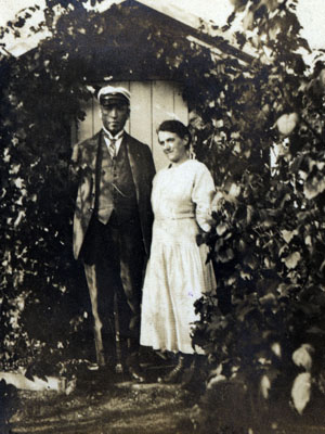 Kristian og Mathilde Karlby foran kolonihavehuset