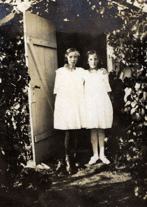 Rigmor og Ingrid i d&oslash;ren til kolonihavehuset