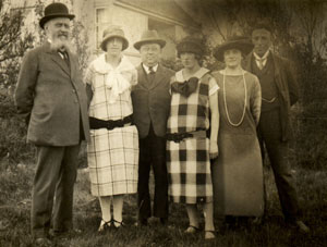 Den gamle A. P. med barnebarnet Ingrid m.fl.