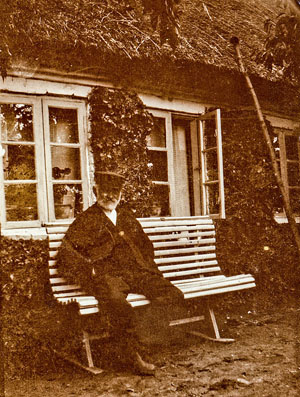 Johan Larsen Johansen foran Kildehuset ved Strib