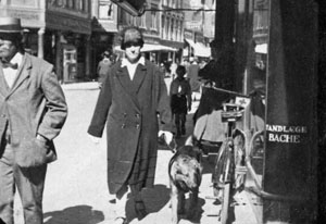 Ane Nielsine med hunden Ib på Vestergade i Odense 