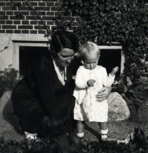 Ane Nielsine foran Læsøgade 146 med barnebarnet Annelise