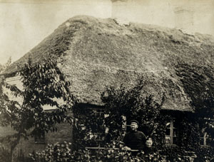 Johan og Ane Cathrine ved Kildehuset i Strib