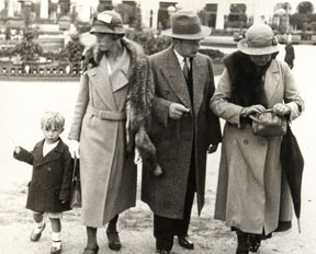 Jørgen, Oda, Hans og Ane Nielsine på en kirkegård