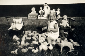 Annelise midt i sit legetøj i Vester Skerninge