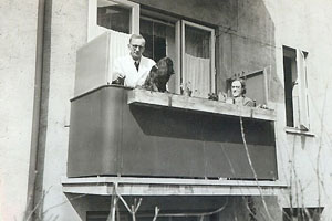 William, Didda og Ingrid på altanen ved forretningen