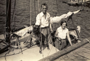 Hunden Hasso, William og Ingrid ombrod i deres båd