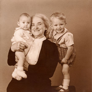 Preben, mormor - Mathilde karlby og Henning - 30. juni 1945