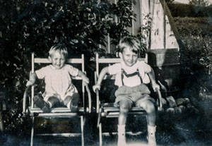 Preben og Henning i kolonihaven Vestervang - sommeren 1947