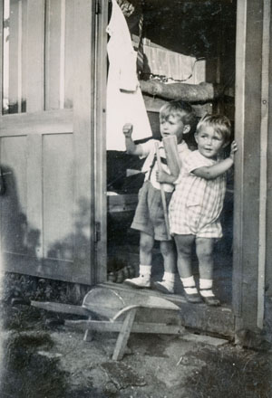 Henning og Preben i døren til lysthuset i kolonihaven Vestervang - sommeren 1947