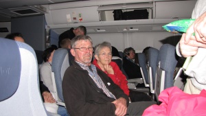 Her sidder B&oslash;rge og Tove i flyet p&aring; vej til Kilimanjaro