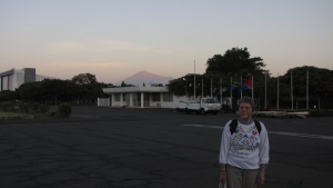 Vibeke i Kilimanjaro lufthavn med Kilimanjaro i baggrunden