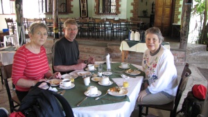 Efter en lang nat p&aring; flyet var det dejligt med noget god morgenmad p&aring; L'Oasis