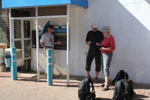 Dagens f&oslash;rste m&aring;l var banken s&aring; vi kunne f&aring; kontanter i lommen