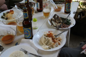 Vi fik grillet fisk fra Tanganyika s&oslash;en med ris eller ugali og casava-spinat