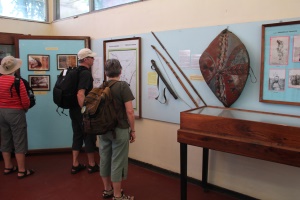 Udflugten f&oslash;r middag fik til Uafh&aelig;ngighedsmuseet i Arusha